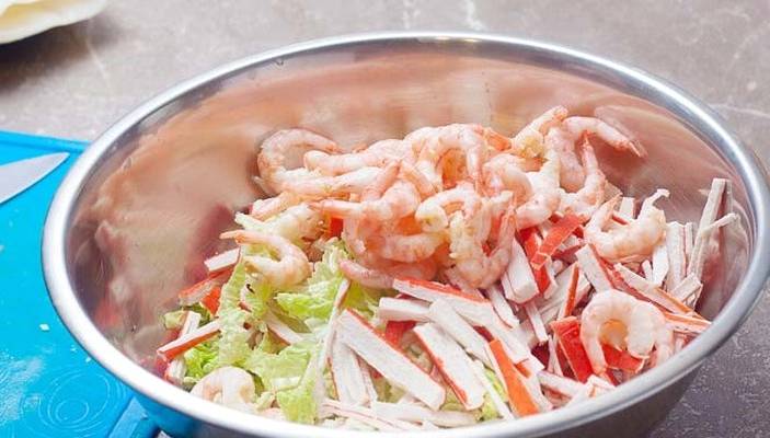 Салат с морепродуктами и пекинской капустой