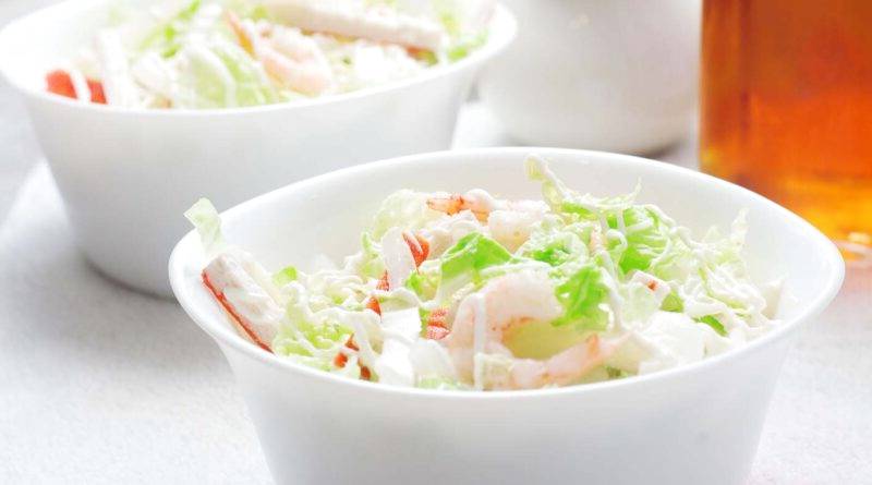 Салат с морепродуктами и пекинской капустой