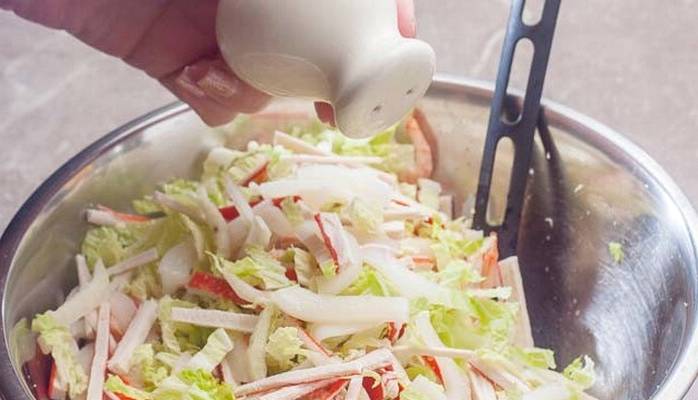 Салат с морепродуктами и пекинской капустой