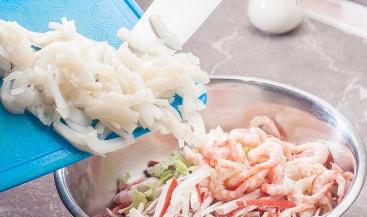 Салат с морепродуктами и пекинской капустой