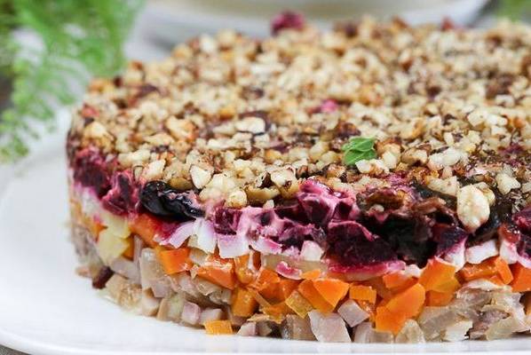 Салат «Генерал» со свеклой, курицей, грецкими орехами и черносливом