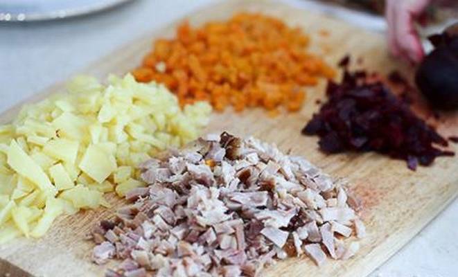 Салат «Генерал» со свеклой, курицей, грецкими орехами и черносливом