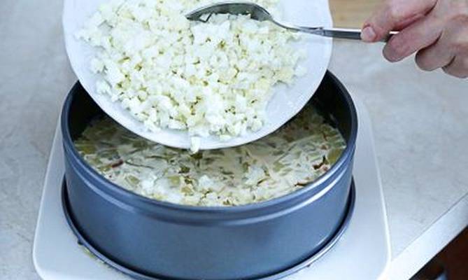 Салат «Генерал» со свеклой, курицей, грецкими орехами и черносливом