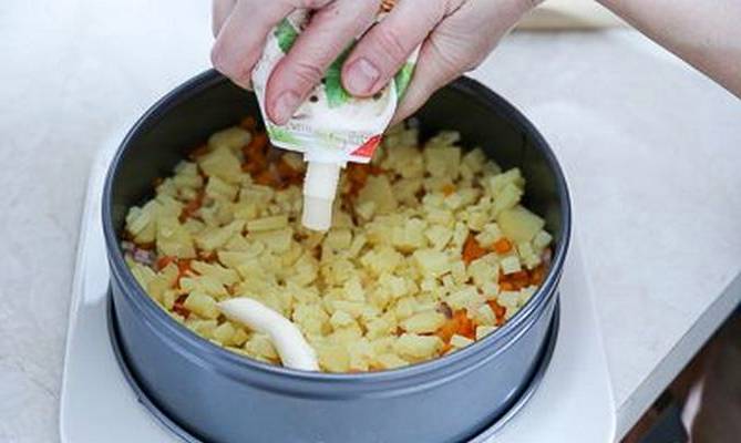 Салат «Генерал» со свеклой, курицей, грецкими орехами и черносливом