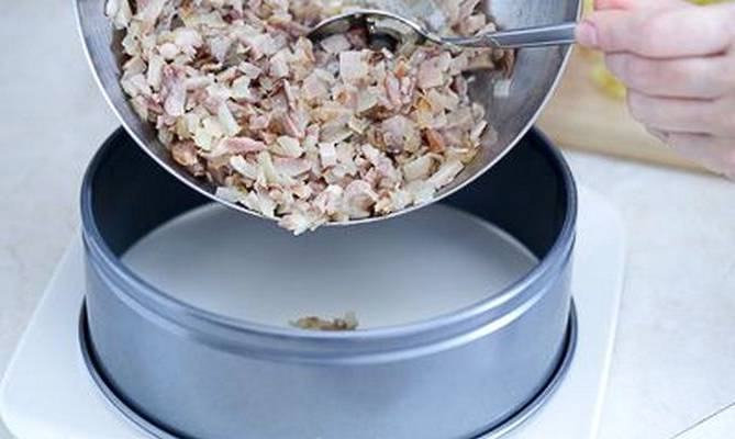 Салат «Генерал» со свеклой, курицей, грецкими орехами и черносливом