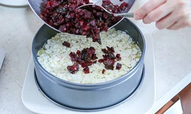 Салат «Генерал» со свеклой, курицей, грецкими орехами и черносливом