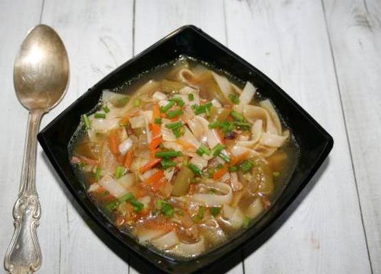 Суп с рисовой лапшой и курицей