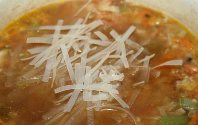 Суп с рисовой лапшой и курицей
