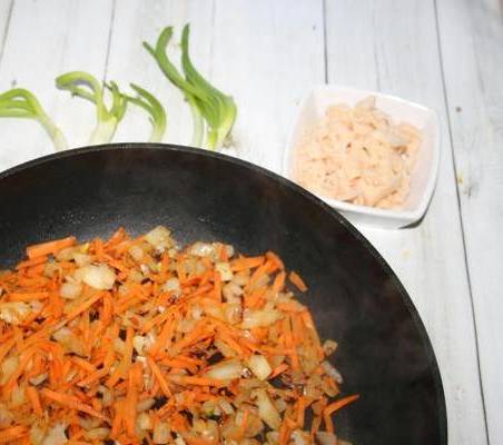 Суп с рисовой лапшой и курицей