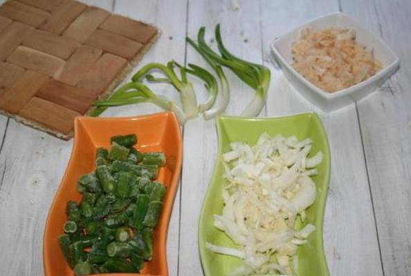 Суп с рисовой лапшой и курицей