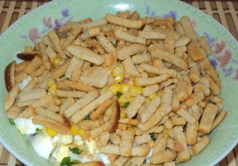 Салат «Анюта» с сухариками