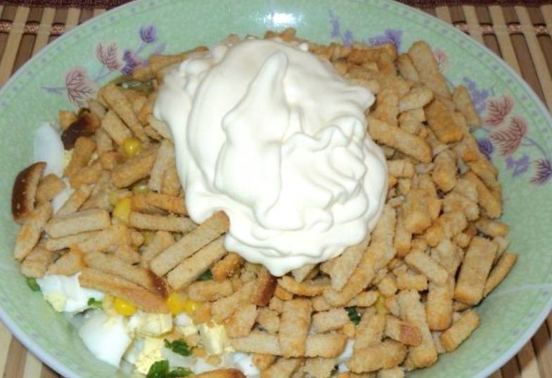 Салат «Анюта» с сухариками
