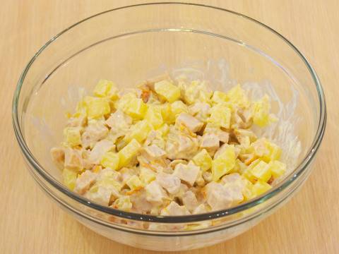 Салат «Айвенго» с копченой курицей