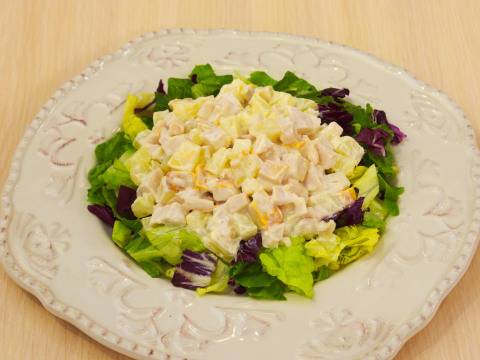 Салат «Айвенго» с копченой курицей