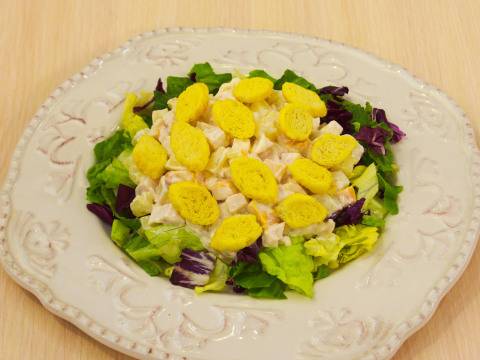 Салат «Айвенго» с копченой курицей