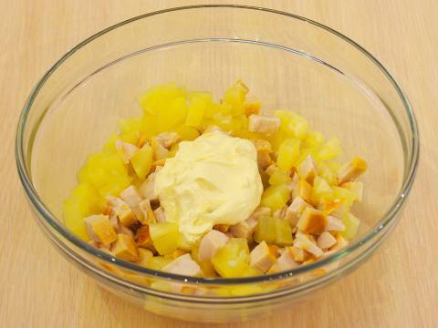 Салат «Айвенго» с копченой курицей