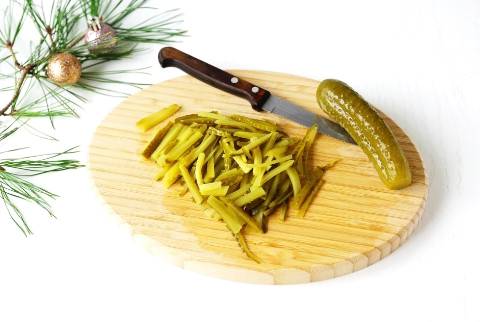 Салат «Анюта» с сухариками и колбасой