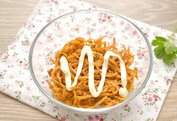 Салат «Африка» с киви, курицей, сыром и корейской морковкой
