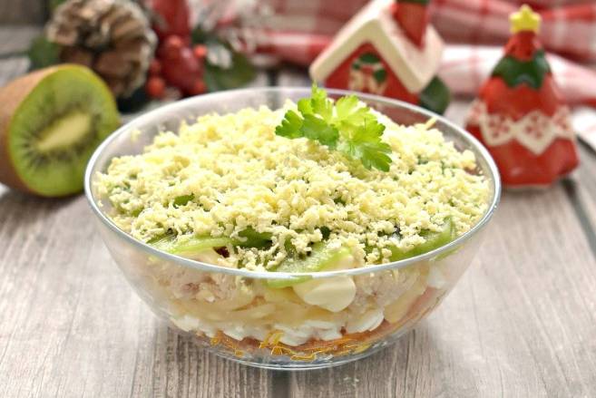 Салат «Африка» с киви, курицей, сыром и корейской морковкой