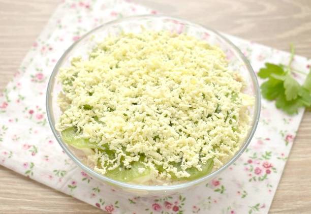 Салат «Африка» с киви, курицей, сыром и корейской морковкой