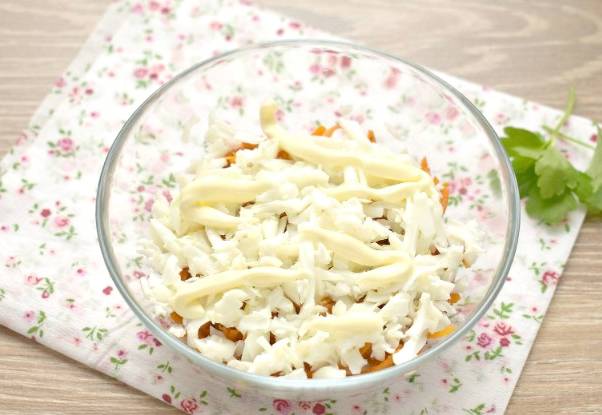Салат «Африка» с киви, курицей, сыром и корейской морковкой