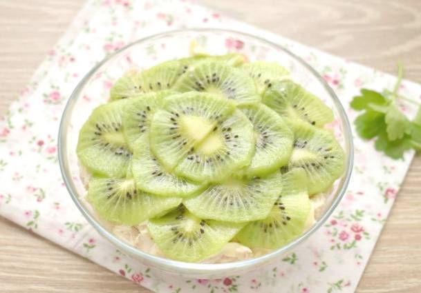 Салат «Африка» с киви, курицей, сыром и корейской морковкой