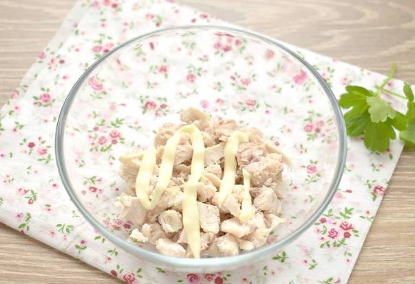 Салат «Африка» с киви, курицей, сыром и корейской морковкой
