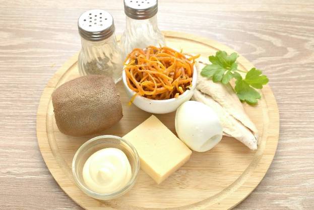 Салат «Африка» с киви, курицей, сыром и корейской морковкой