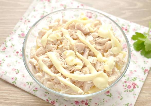 Салат «Африка» с киви, курицей, сыром и корейской морковкой