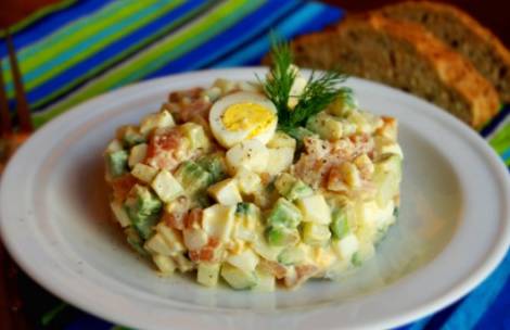Салат c авокадо, красной рыбой и яйцом