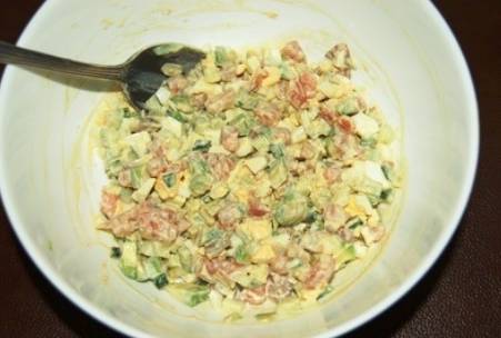 Салат c авокадо, красной рыбой и яйцом