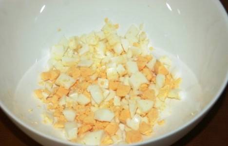 Салат c авокадо, красной рыбой и яйцом