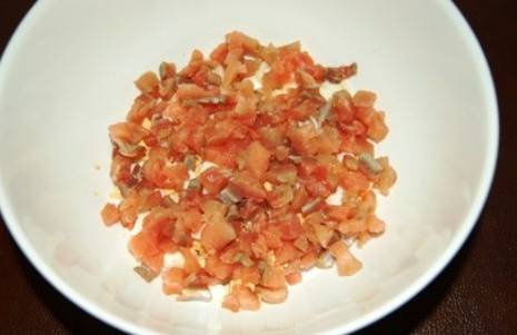 Салат c авокадо, красной рыбой и яйцом