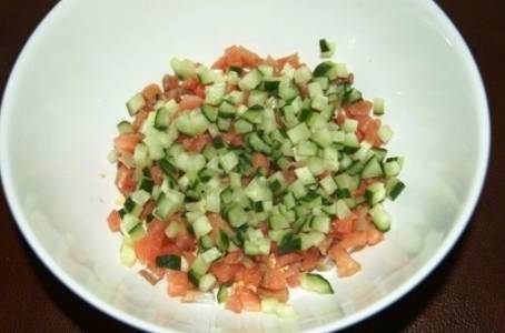Салат c авокадо, красной рыбой и яйцом