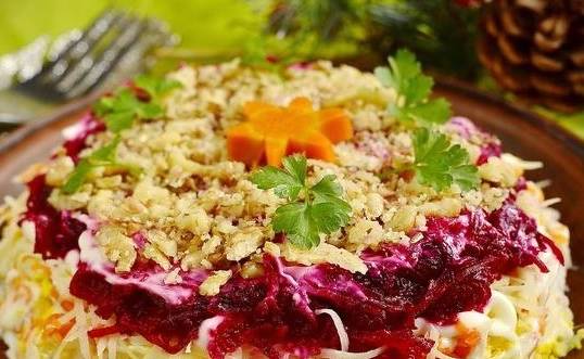 Слоеный салат «Генерал» с копченой курицей и свеклой