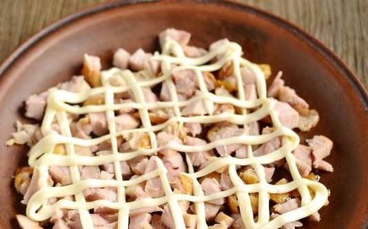 Слоеный салат «Генерал» с копченой курицей и свеклой