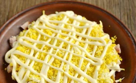 Слоеный салат «Генерал» с копченой курицей и свеклой