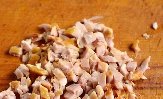 Слоеный салат «Генерал» с копченой курицей и свеклой