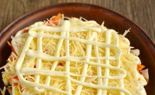 Слоеный салат «Генерал» с копченой курицей и свеклой