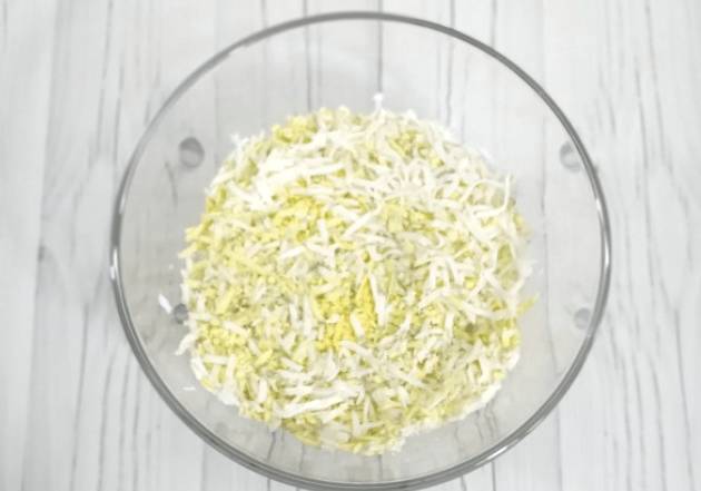 Салат «Генерал» с копченой курицей и свеклой