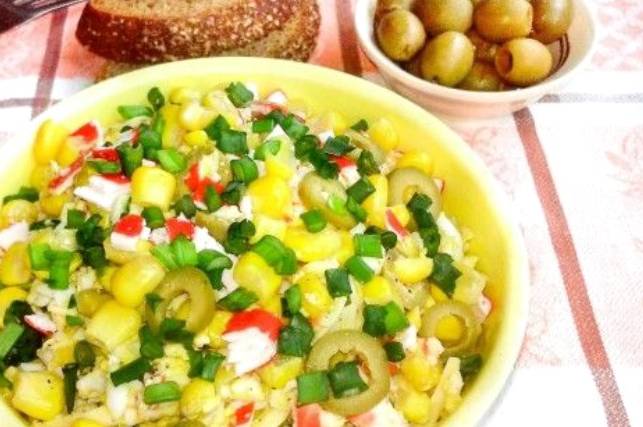 Крабовый салат с оливками