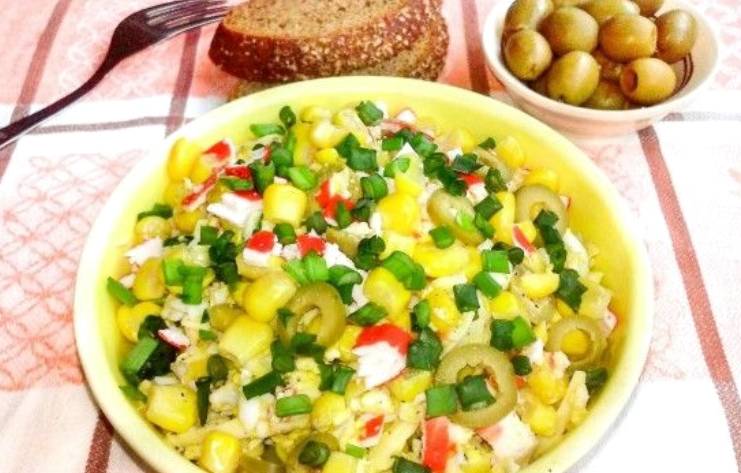 Крабовый салат с оливками