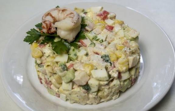 Крабовый салат с морепродуктами