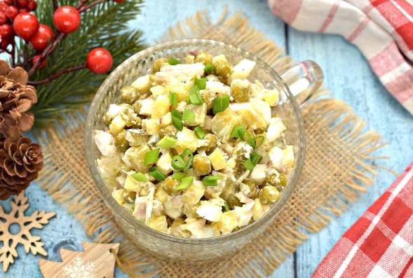 Зимний салат с курицей и солеными огурцами