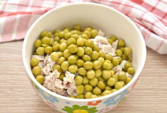 Зимний салат с курицей и солеными огурцами