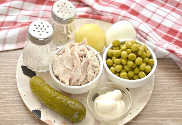 Зимний салат с курицей и солеными огурцами