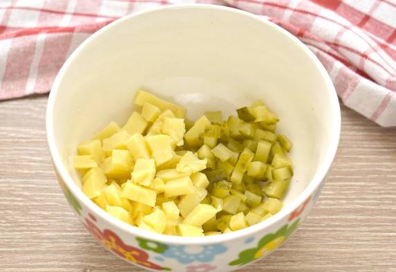 Зимний салат с курицей и солеными огурцами