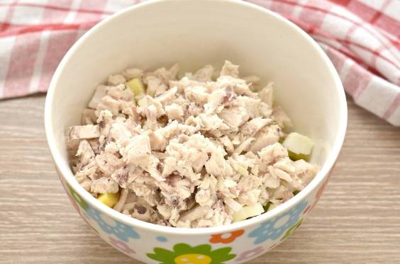 Зимний салат с курицей и солеными огурцами