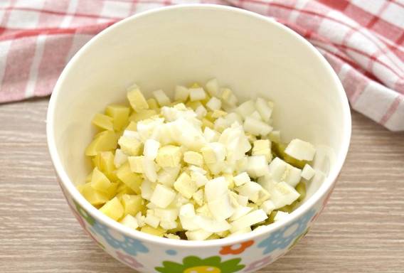 Зимний салат с курицей и солеными огурцами