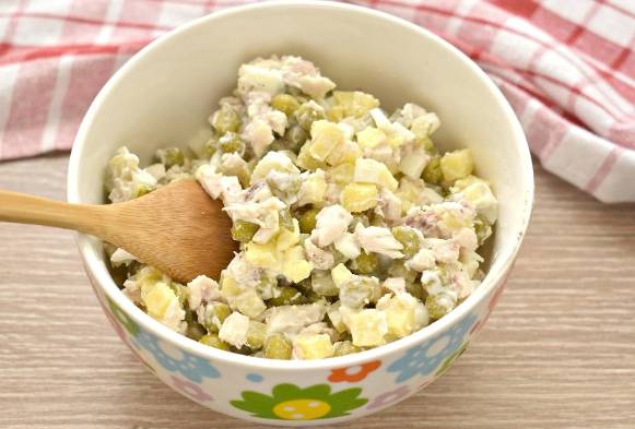Зимний салат с курицей и солеными огурцами